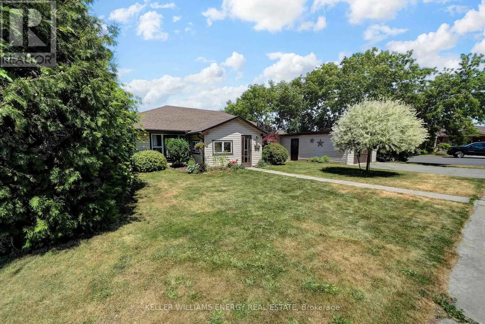 102 Crown Street, Quinte West, Ontario  K8V 1P4 - Photo 1 - X12245510