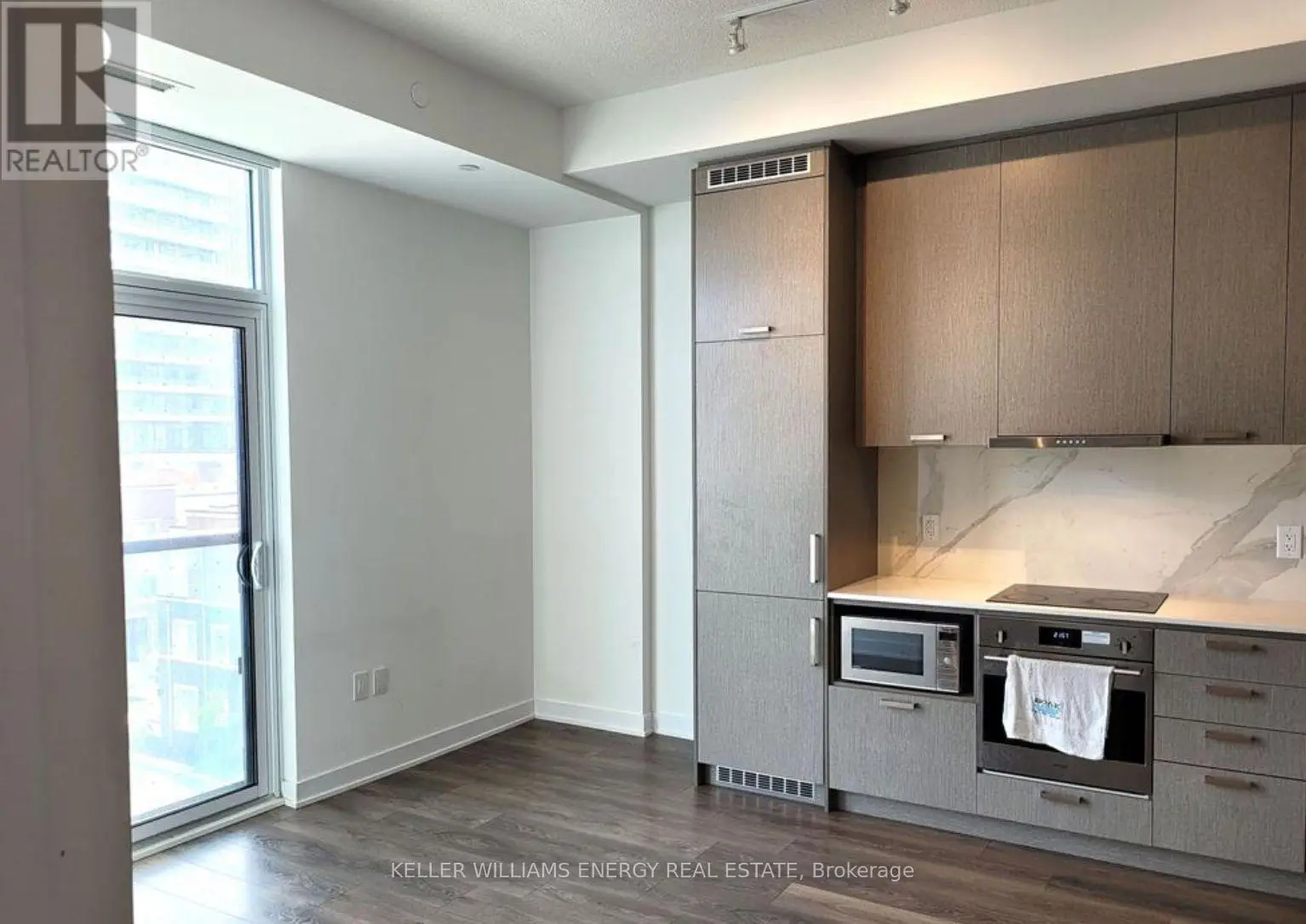 503 - 10 Honeycrisp Crescent, Vaughan, Ontario  L4K 0M7 - Photo 3 - N12246048