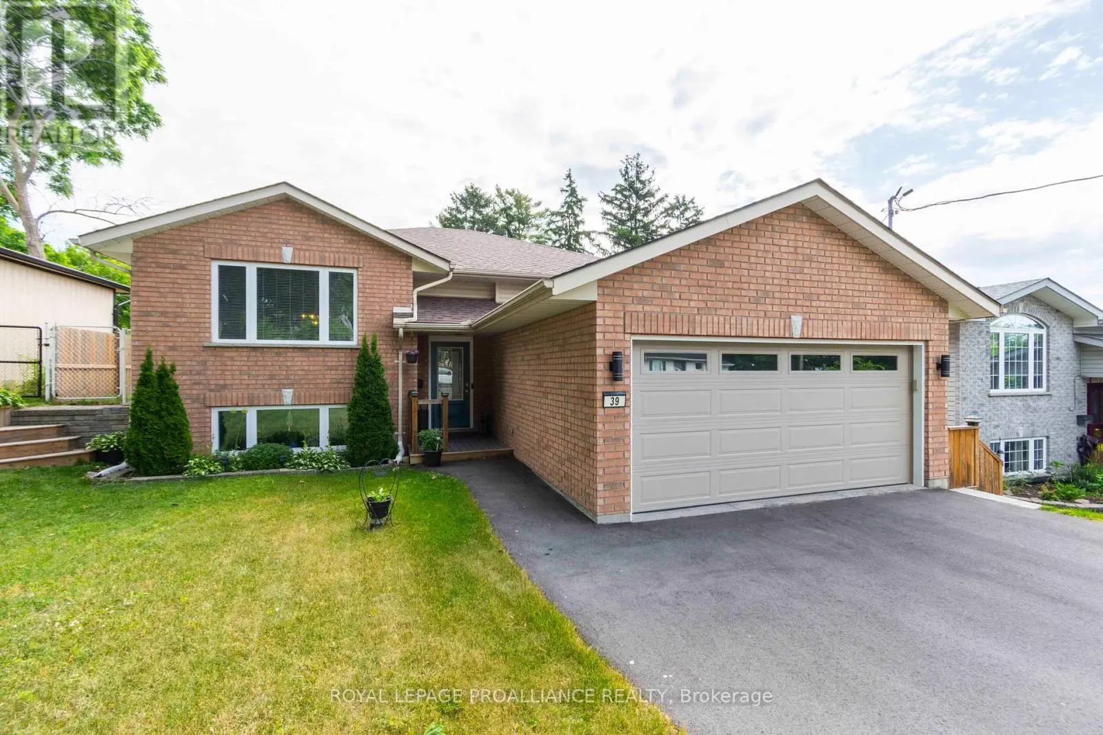 39 Reid Street, Quinte West, Ontario  K8V 5V8 - Photo 1 - X12246973