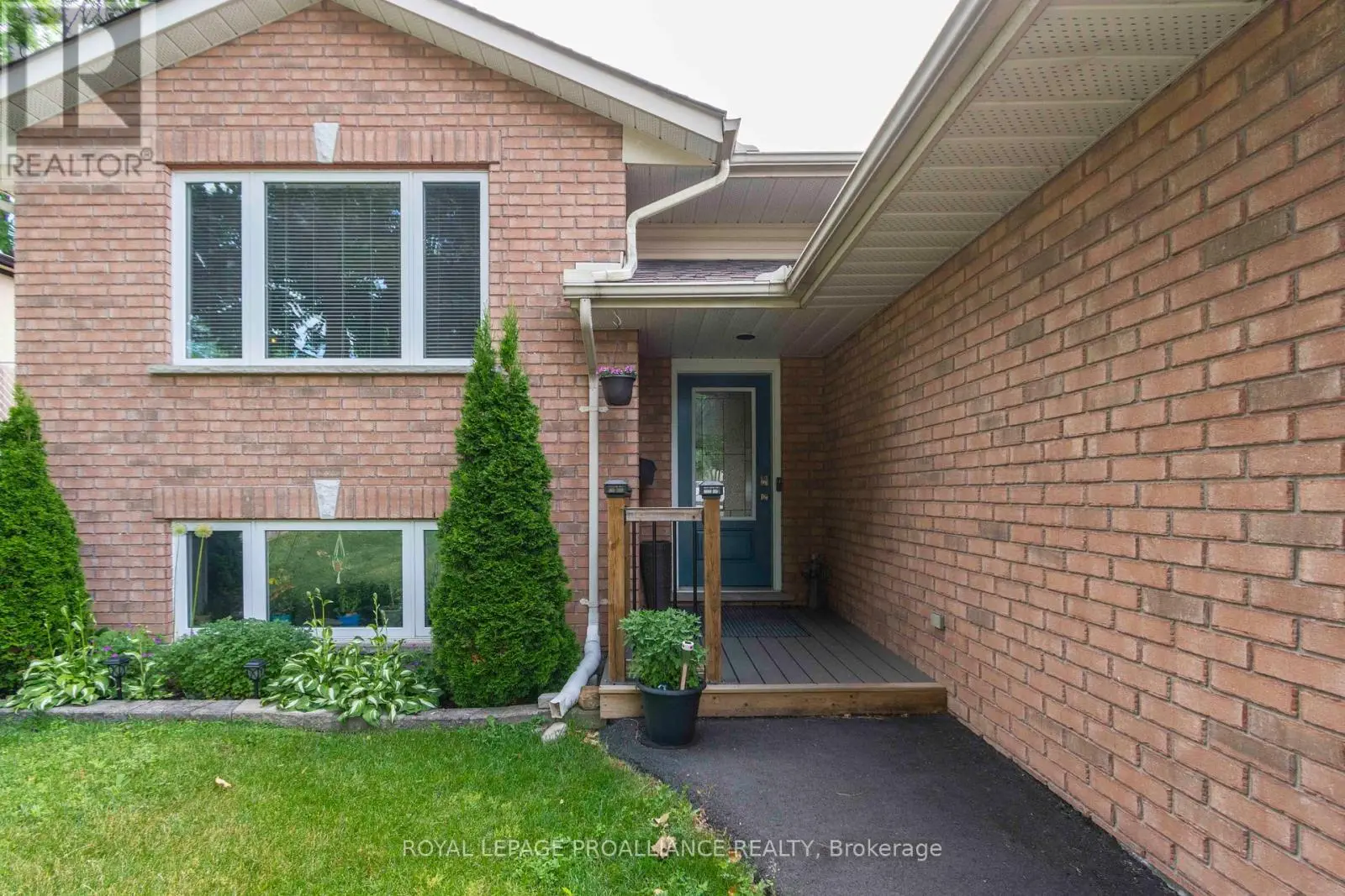 39 Reid Street, Quinte West, Ontario  K8V 5V8 - Photo 2 - X12246973