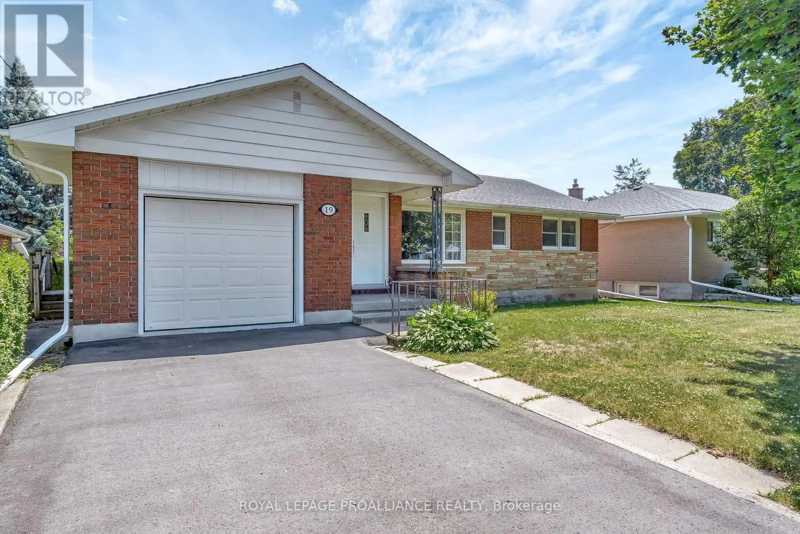 19 Lee Avenue, Belleville, Ontario  K8N 1Y1 - Photo 2 - X12246974