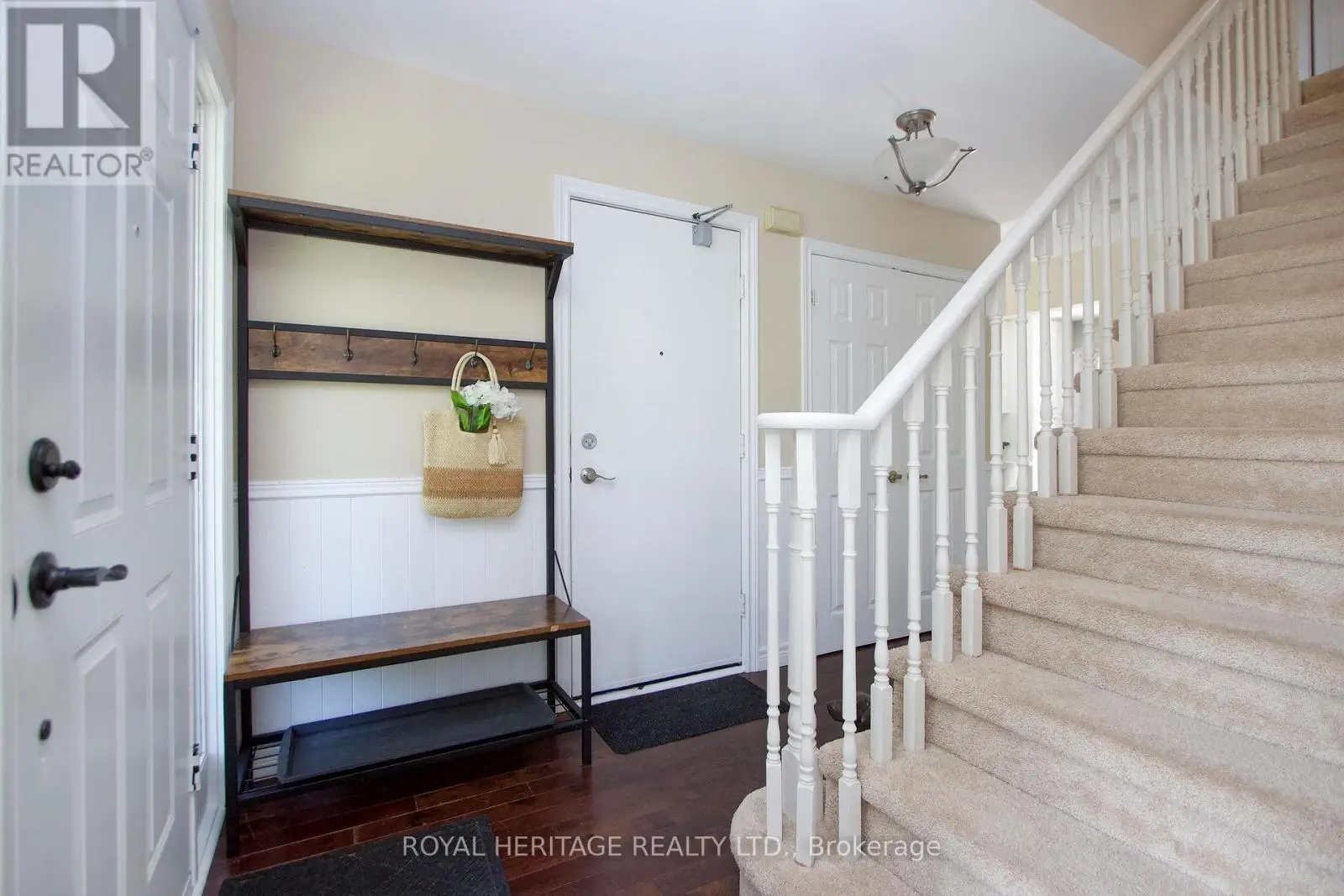 8 Arran Court, Clarington, Ontario  L1E 2E5 - Photo 3 - E12248792