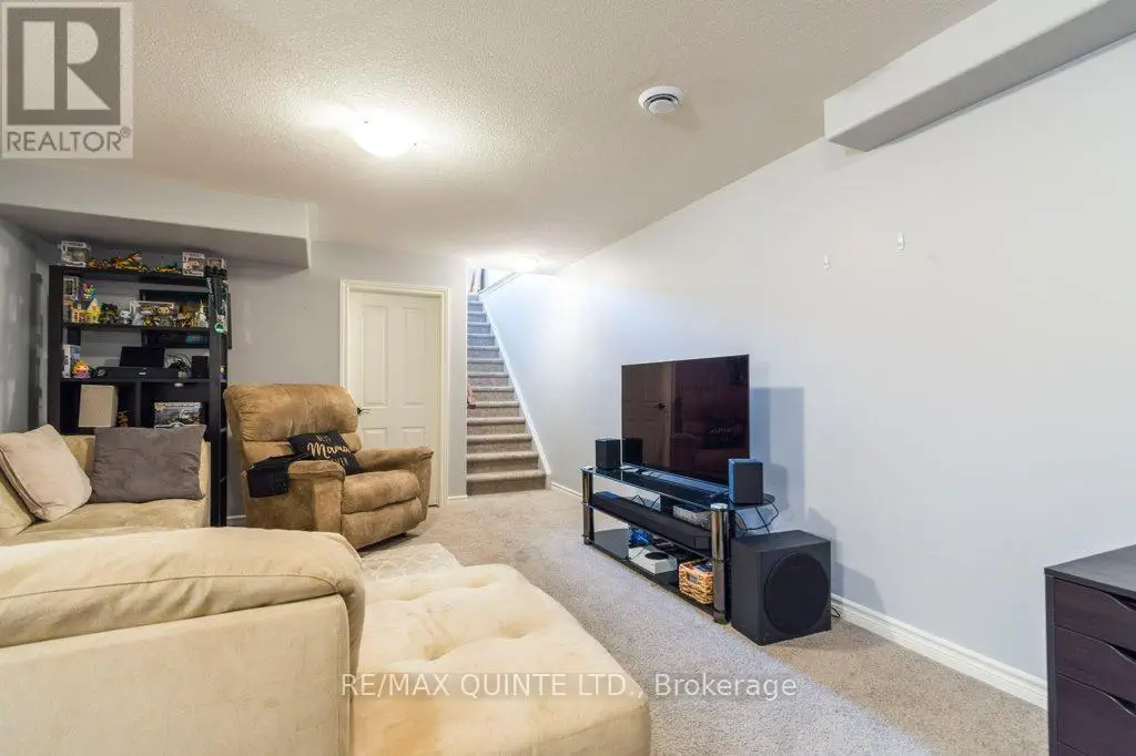 33 Chinook Street, Belleville, Ontario  K8P 0C6 - Photo 3 - X12245300
