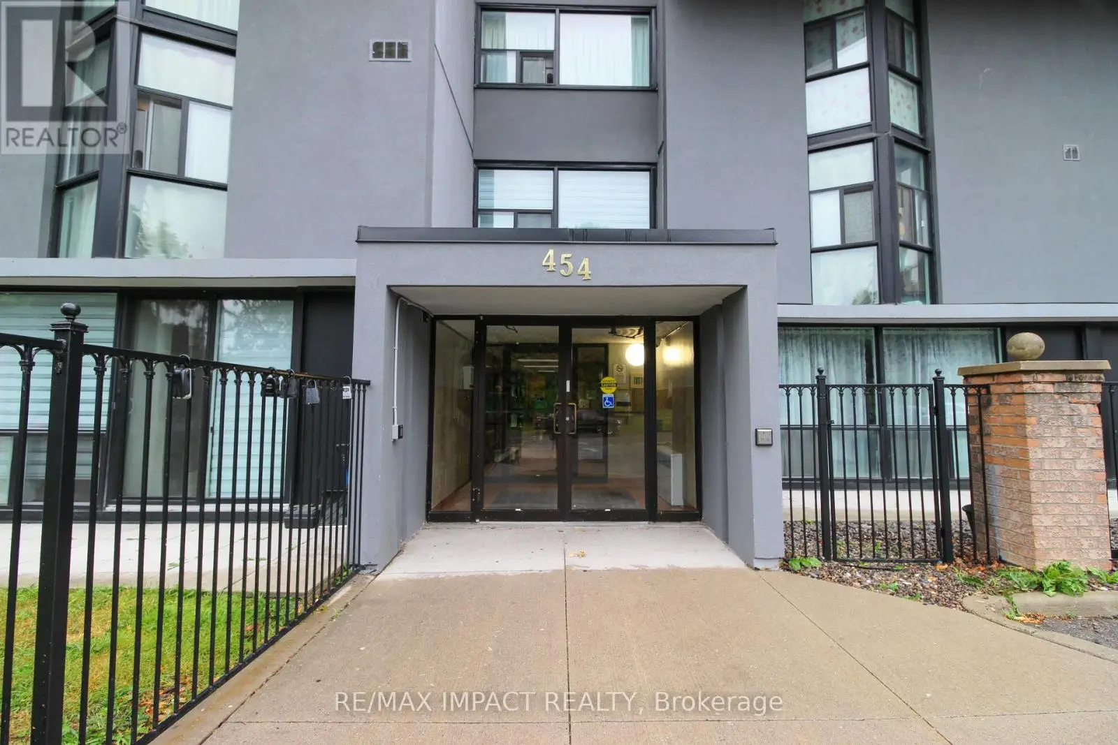 112 - 454 Centre Street S, Oshawa, Ontario  L1H 4C2 - Photo 1 - E12250458
