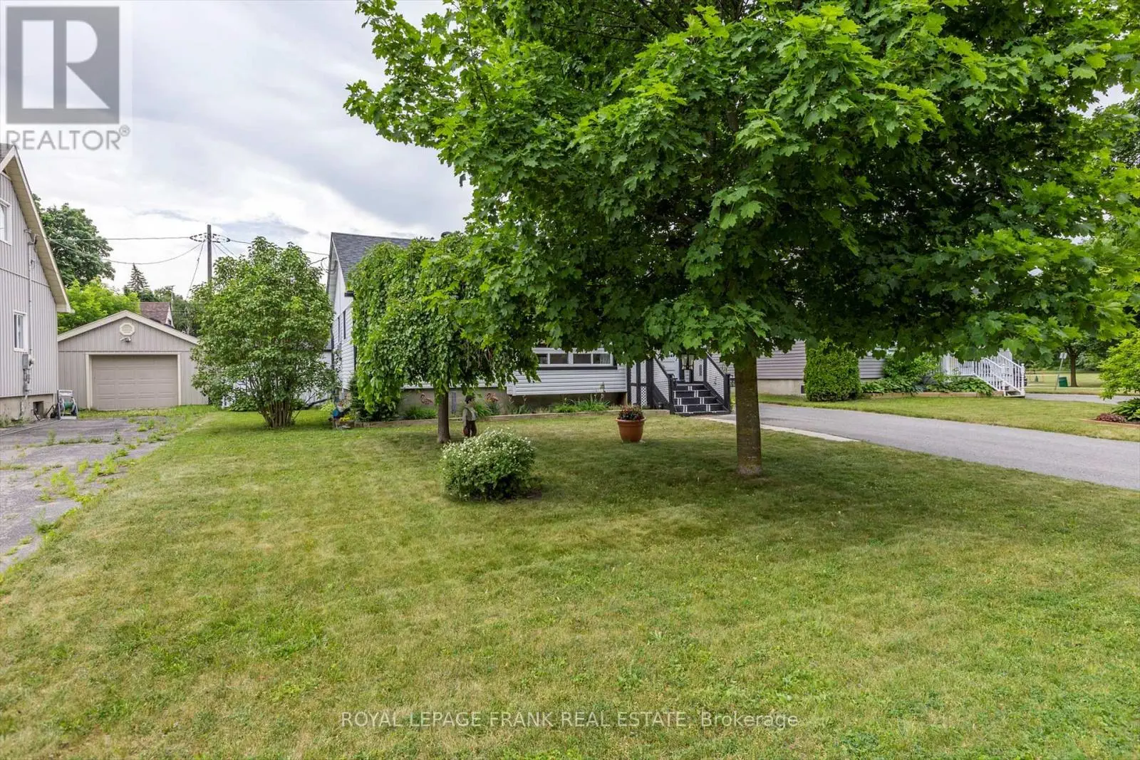 689 Hawley Street, Peterborough South, Ontario  K9J 4C7 - Photo 3 - X12252884