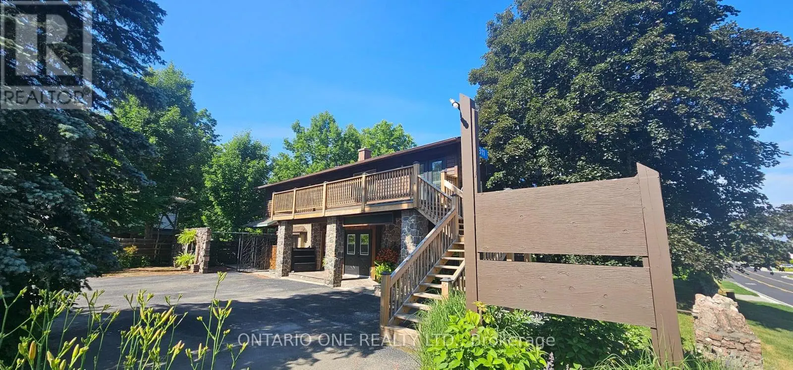811 Bay Street, Gravenhurst, Ontario  P1P 1G7 - Photo 1 - X12252949