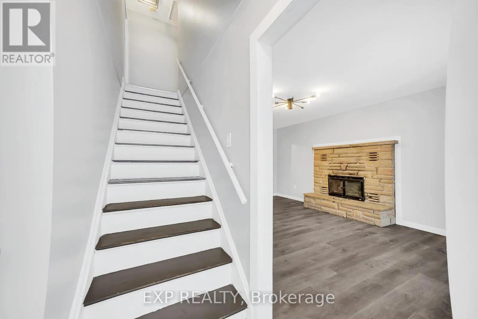 8 Jackson Street, Quinte West, Ontario  K8V 1Z7 - Photo 3 - X12254180