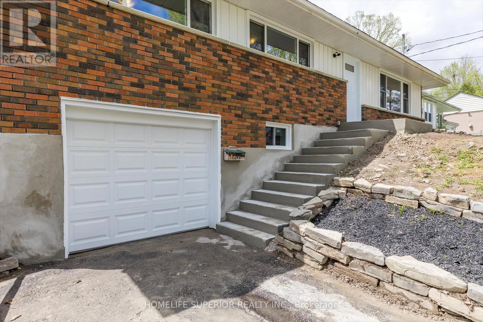 1243 Albertus Avenue, Peterborough Central, Ontario  K9J 6A3 - Photo 2 - X12255824