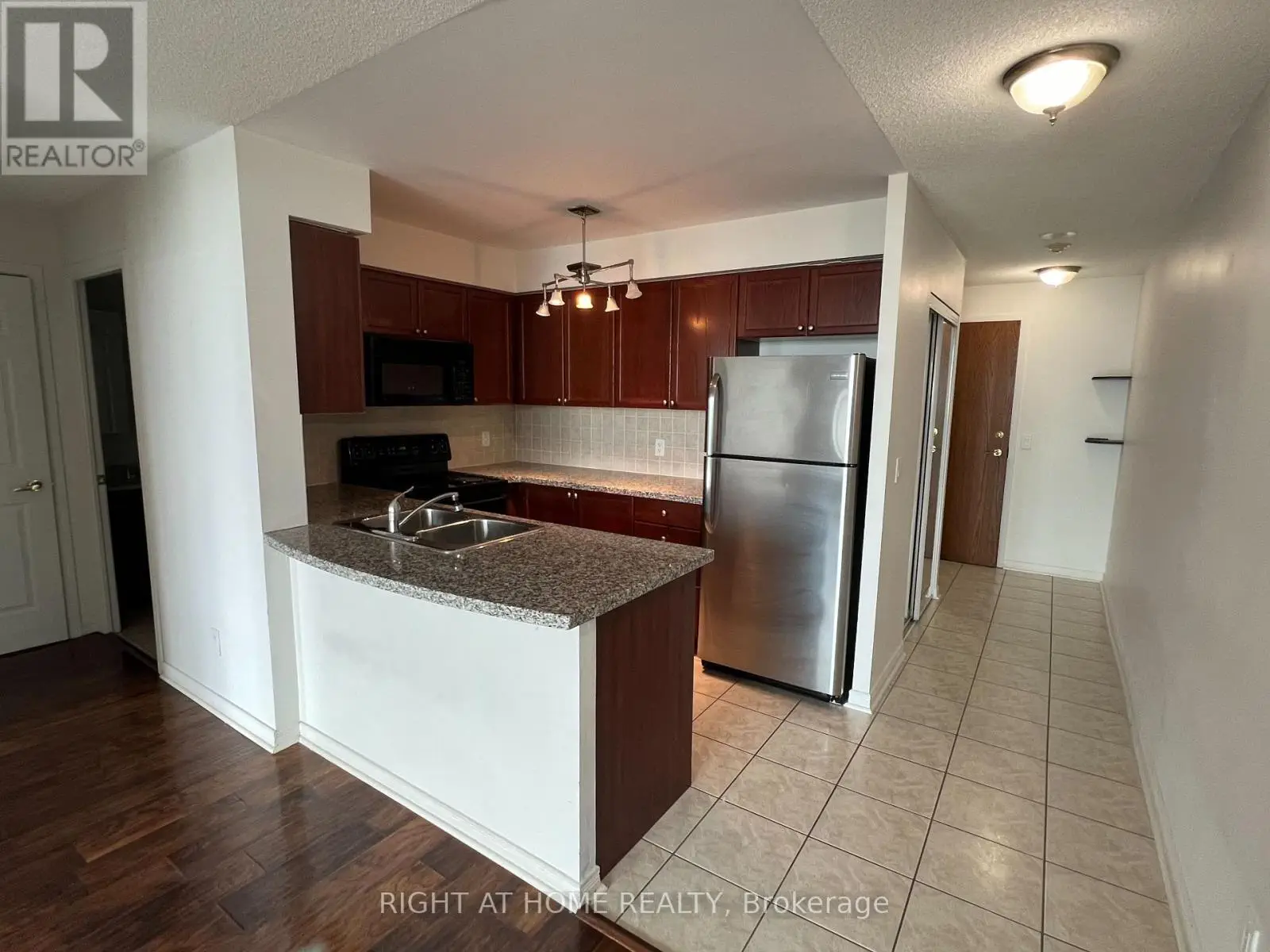 1911 - 4889 Kimbermount Avenue, Mississauga, Ontario  L5M 7R9 - Photo 3 - W12257841