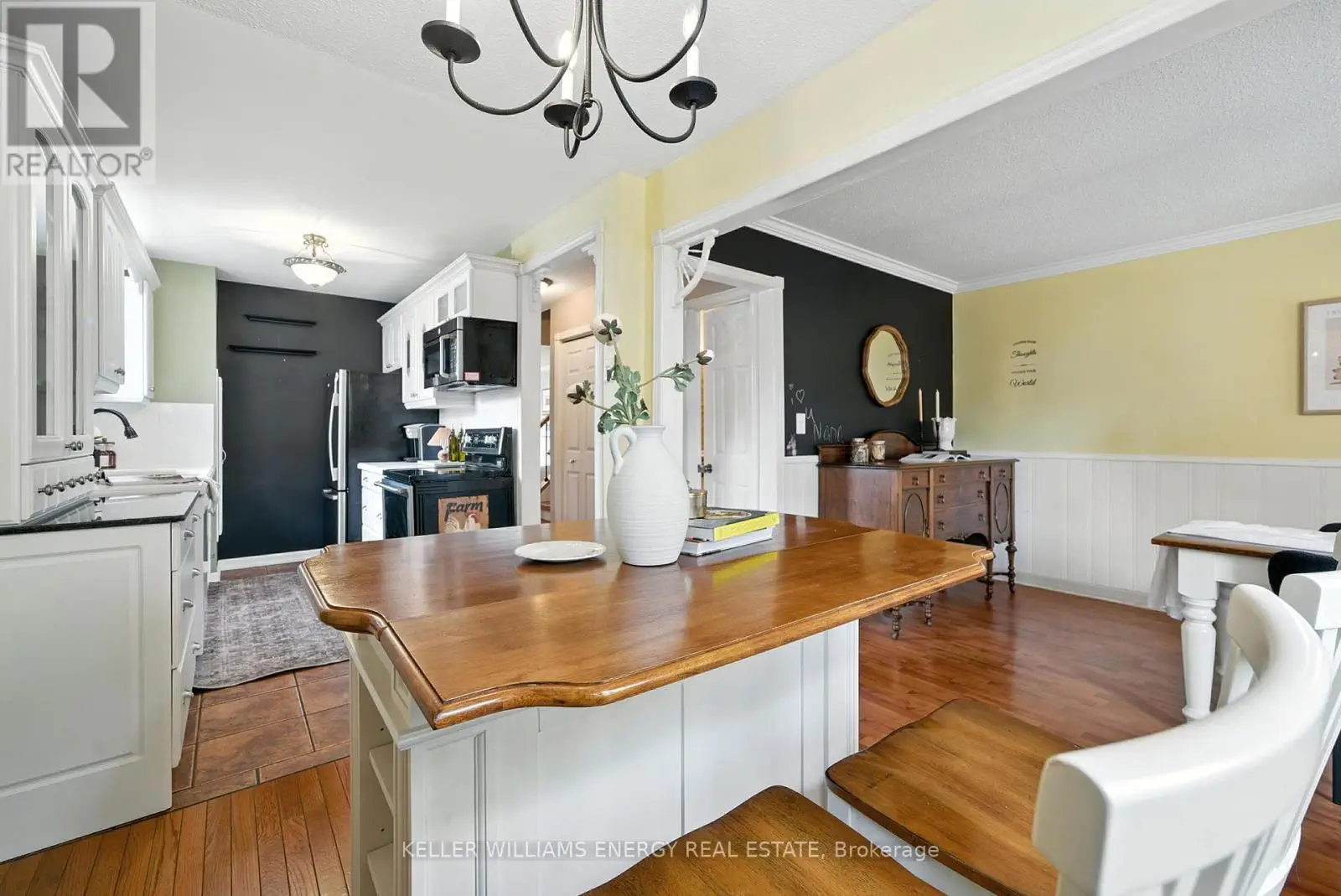 127 Castlebar Crescent, Oshawa, Ontario  L1J 7B9 - Photo 3 - E12258526