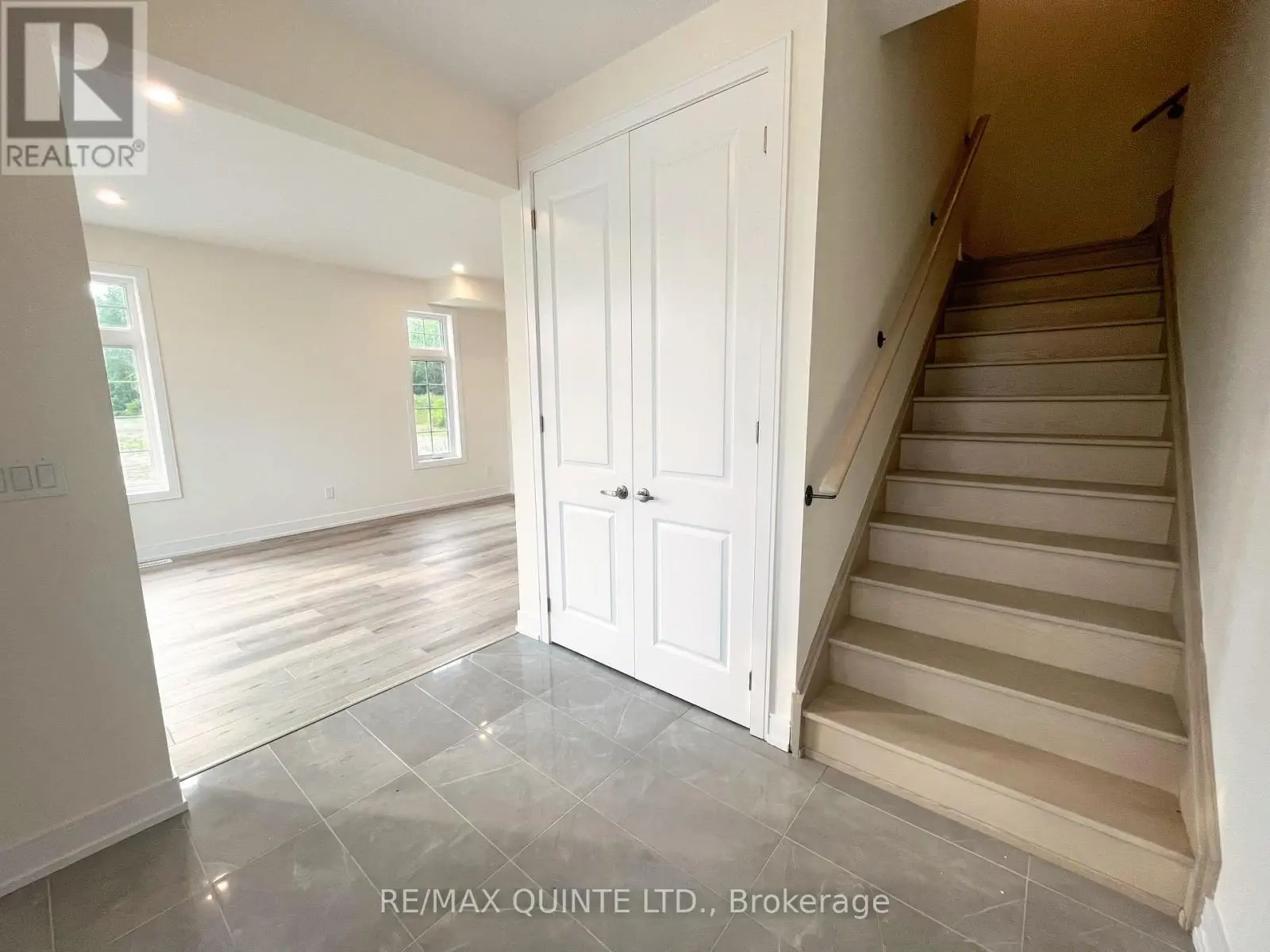 23 East Vista Terrace, Quinte West, Ontario  K0K 1L0 - Photo 3 - X12260102