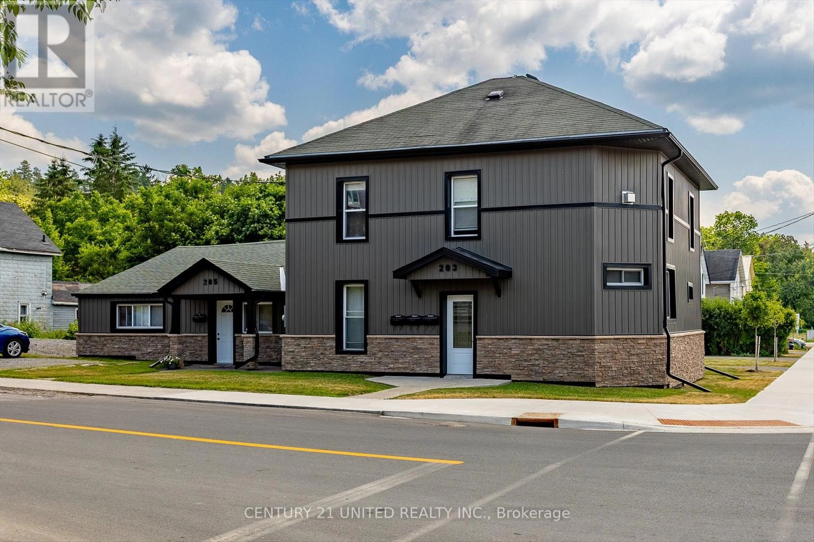 203 Carlisle Avenue, Peterborough East, Ontario  K9H 1J7 - Photo 1 - X12262533