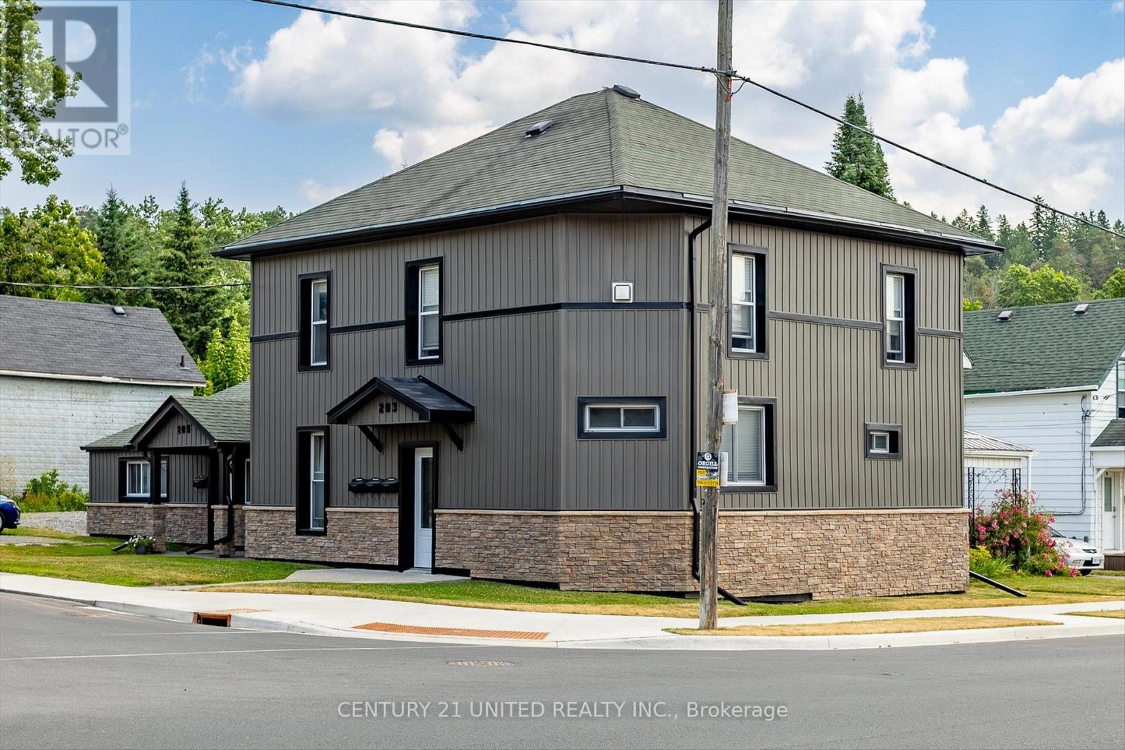 203 Carlisle Avenue, Peterborough East, Ontario  K9H 1J7 - Photo 3 - X12262533