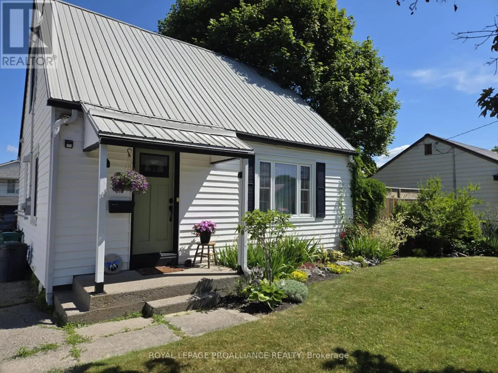 18 Wilson Crescent, Quinte West, Ontario  K8V 1Y2 - Photo 2 - X12263083