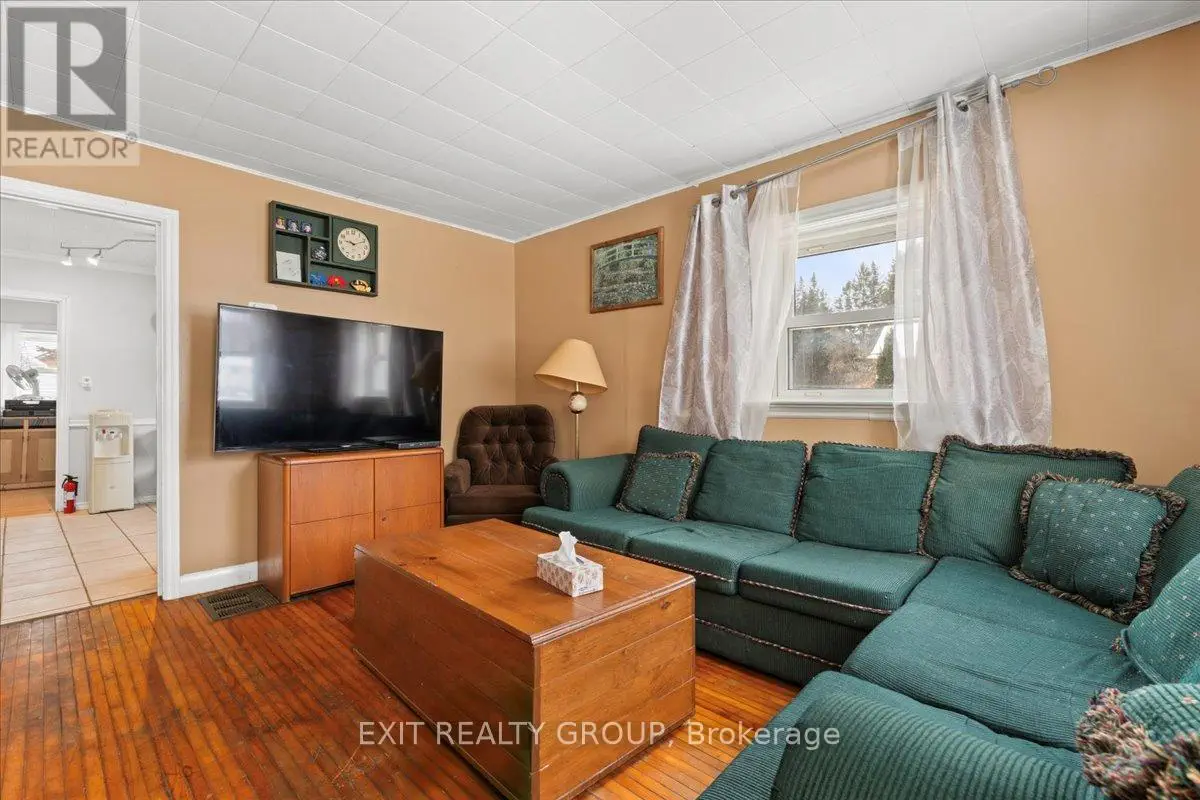 37 Bruce Street, Quinte West, Ontario  K0K 2C0 - Photo 3 - X12263708