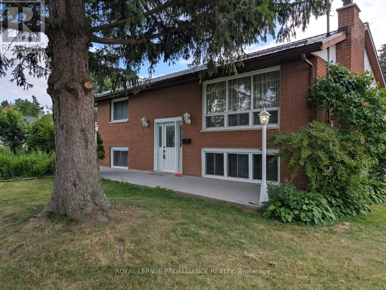 Upper - 181 Colonial Road, Quinte West, Ontario  K8R 1B8 - Photo 1 - X12271510