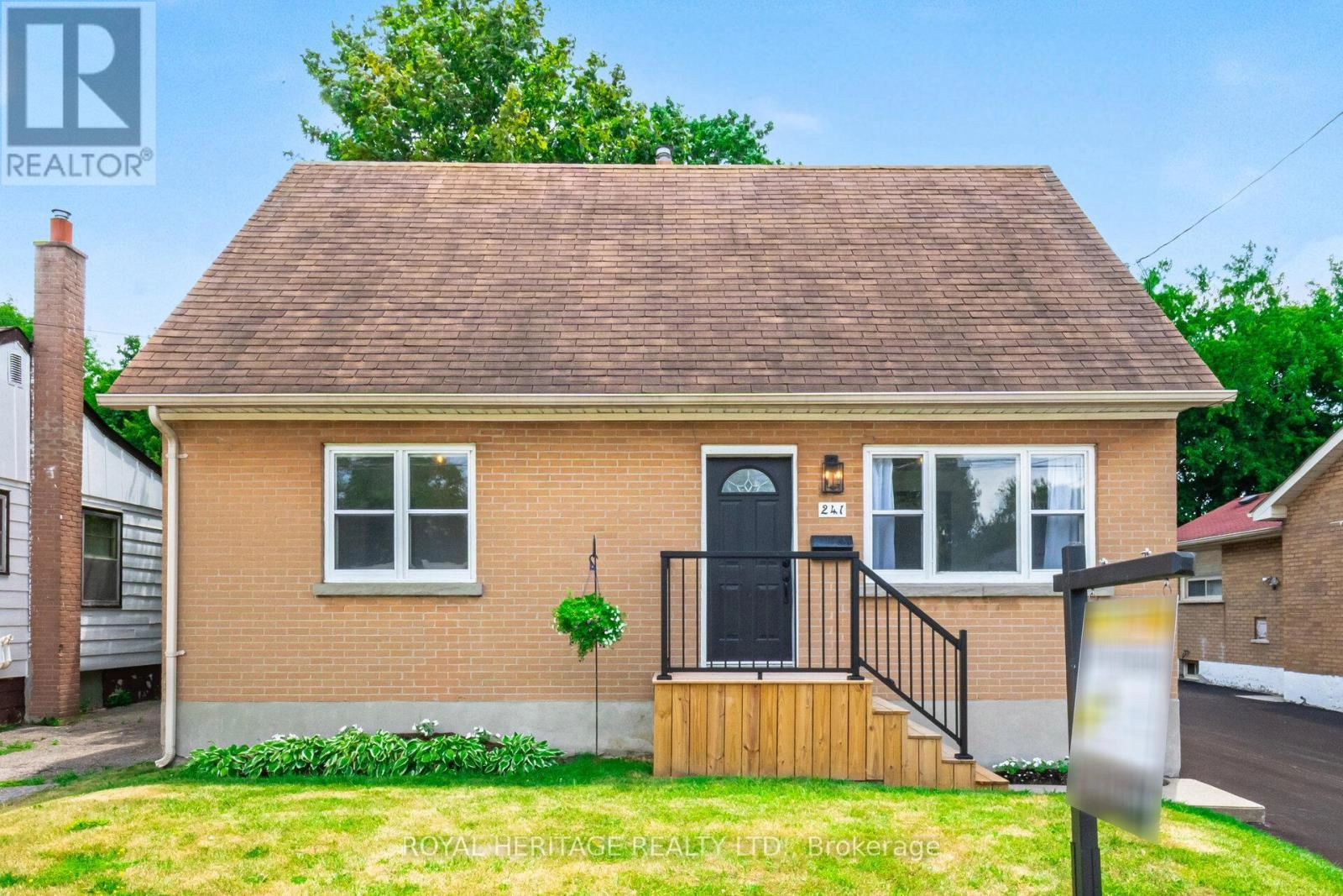 241 Marquette Avenue, Oshawa, Ontario  L1J 1W3 - Photo 1 - E12272682