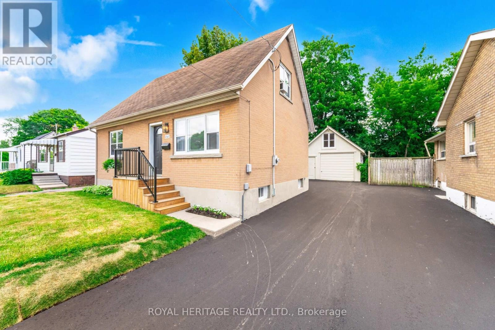 241 Marquette Avenue, Oshawa, Ontario  L1J 1W3 - Photo 2 - E12272682