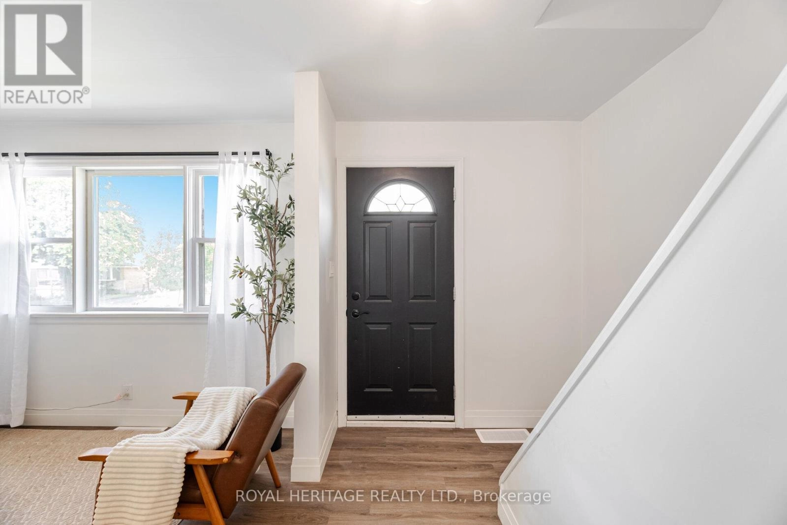 241 Marquette Avenue, Oshawa, Ontario  L1J 1W3 - Photo 3 - E12272682