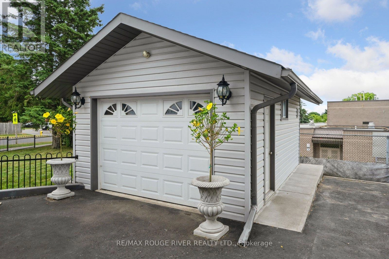 600 Galahad Drive, Oshawa, Ontario  L1K 1M2 - Photo 3 - E12273068