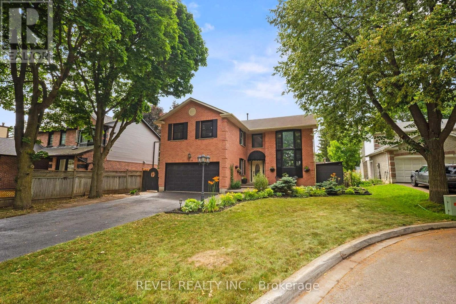819 Ironwood Court, Whitby, Ontario  L1N 6S3 - Photo 1 - E12276058