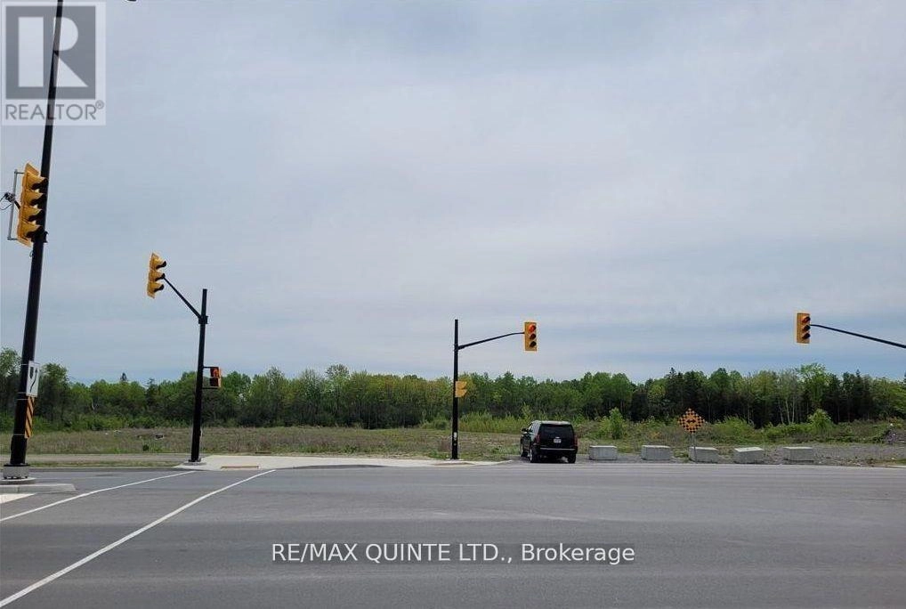 375 Bell Boulevard, Belleville, Ontario  K8P 5H9 - Photo 2 - X12276764