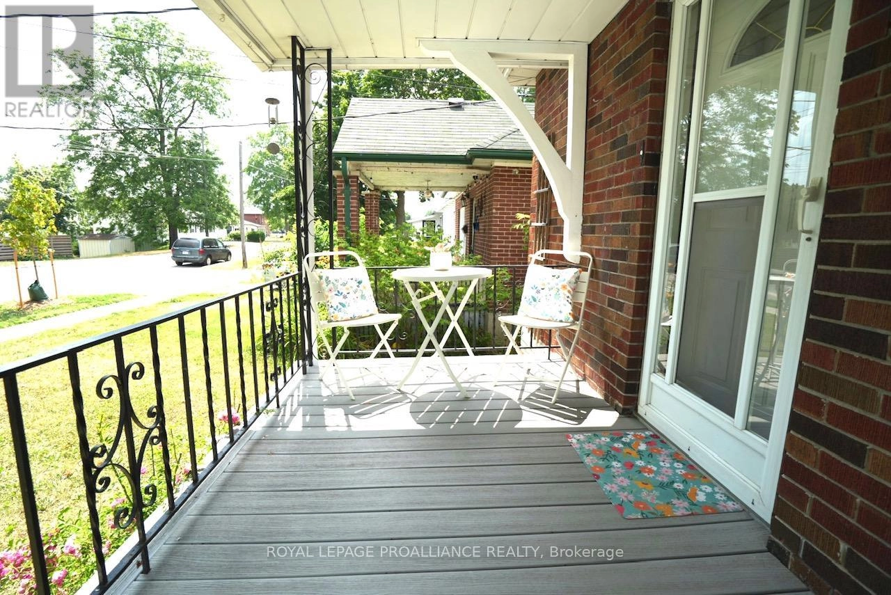 98 Ware Street, Peterborough Central, Ontario  K9J 2B7 - Photo 3 - X12278472