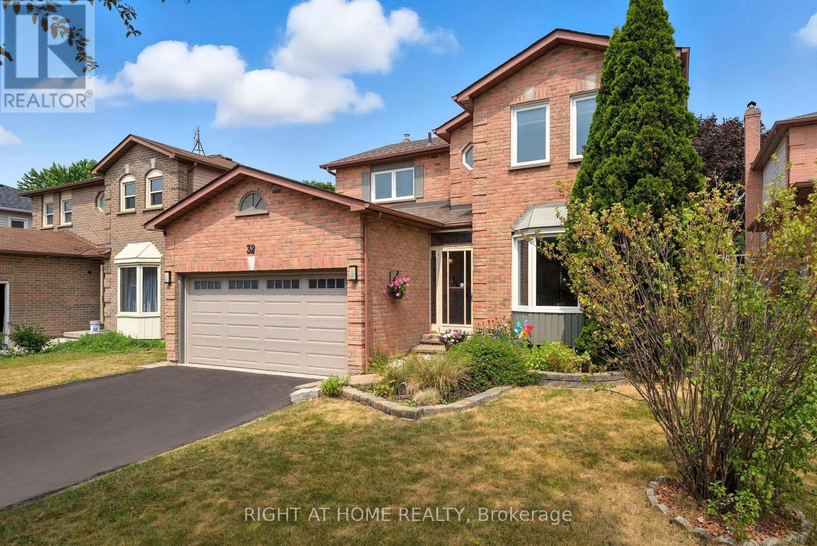 32 Horseshoe Drive, Whitby, Ontario  L1N 8E9 - Photo 2 - E12281143