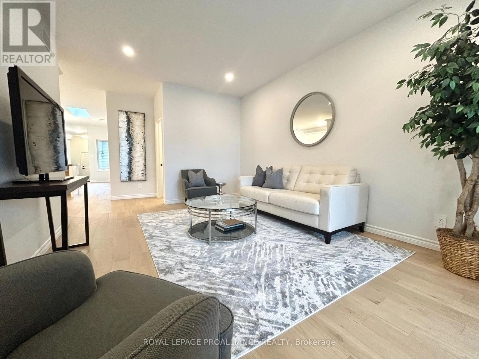 33 Athabaska Drive, Belleville, Ontario  K8N 0T1 - Photo 3 - X12229270