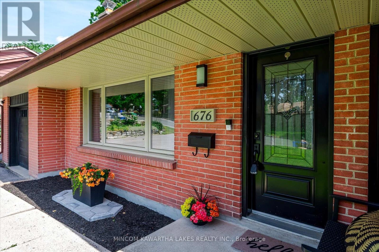676 Victory Crescent, Peterborough Central, Ontario  K9J 4T3 - Photo 3 - X12293336