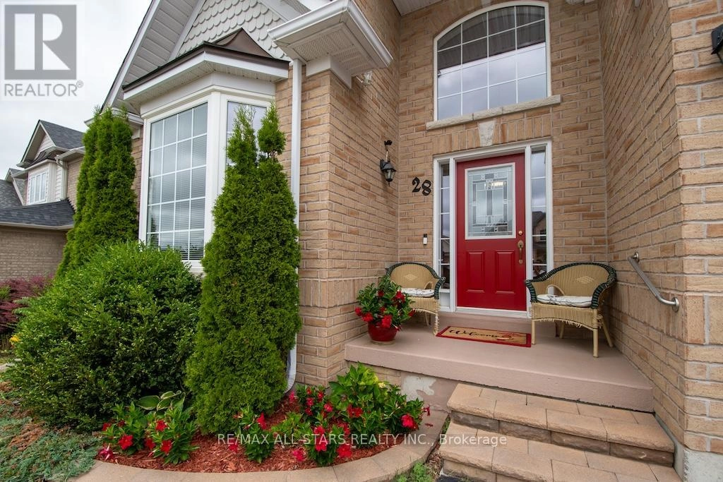 28 Ellis Crescent, Kawartha Lakes, Ontario  K9V 0A5 - Photo 3 - X12294002