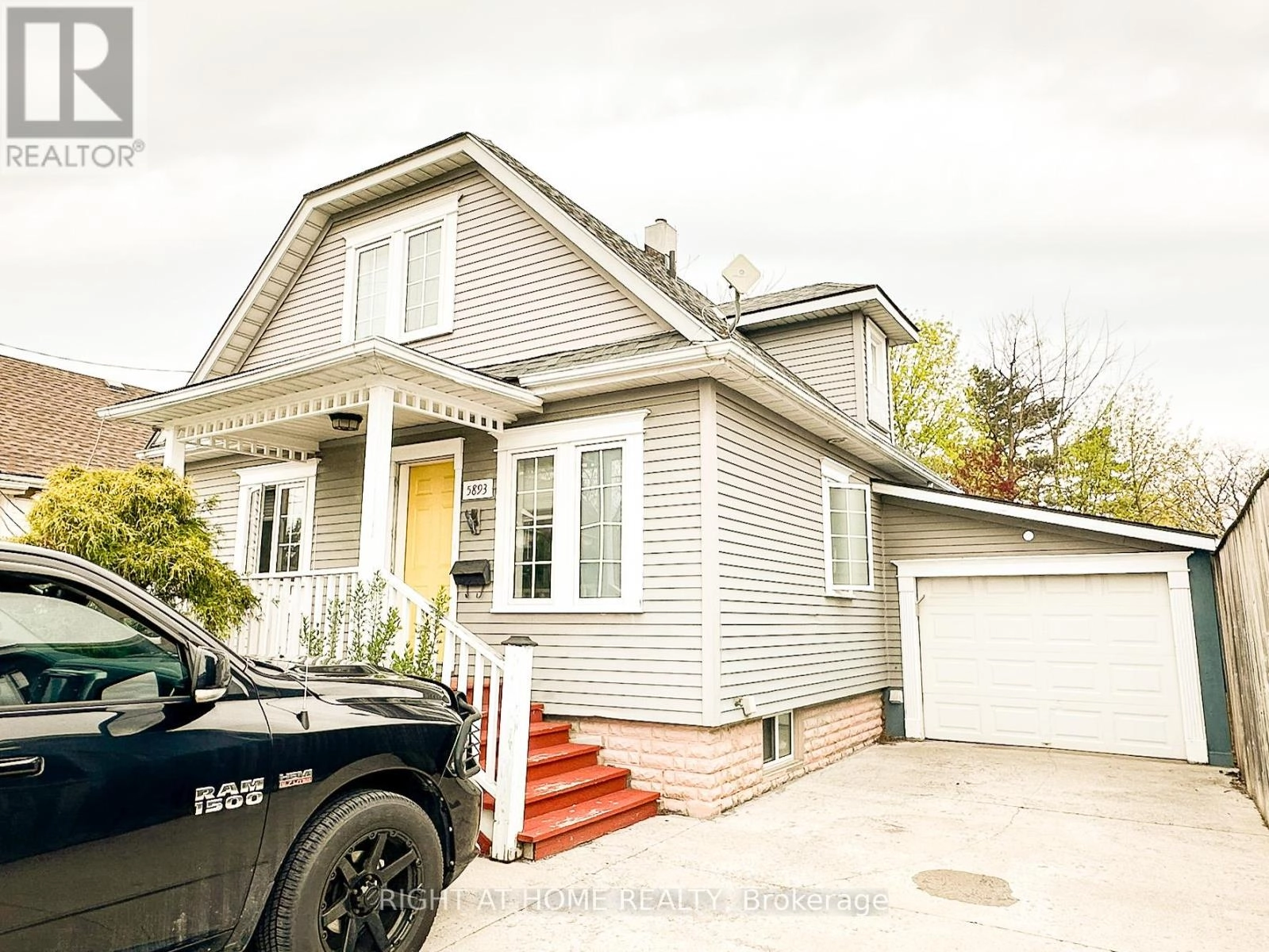 5893 Prospect Street, Niagara Falls, Ontario  L2G 1G9 - Photo 2 - X12122073