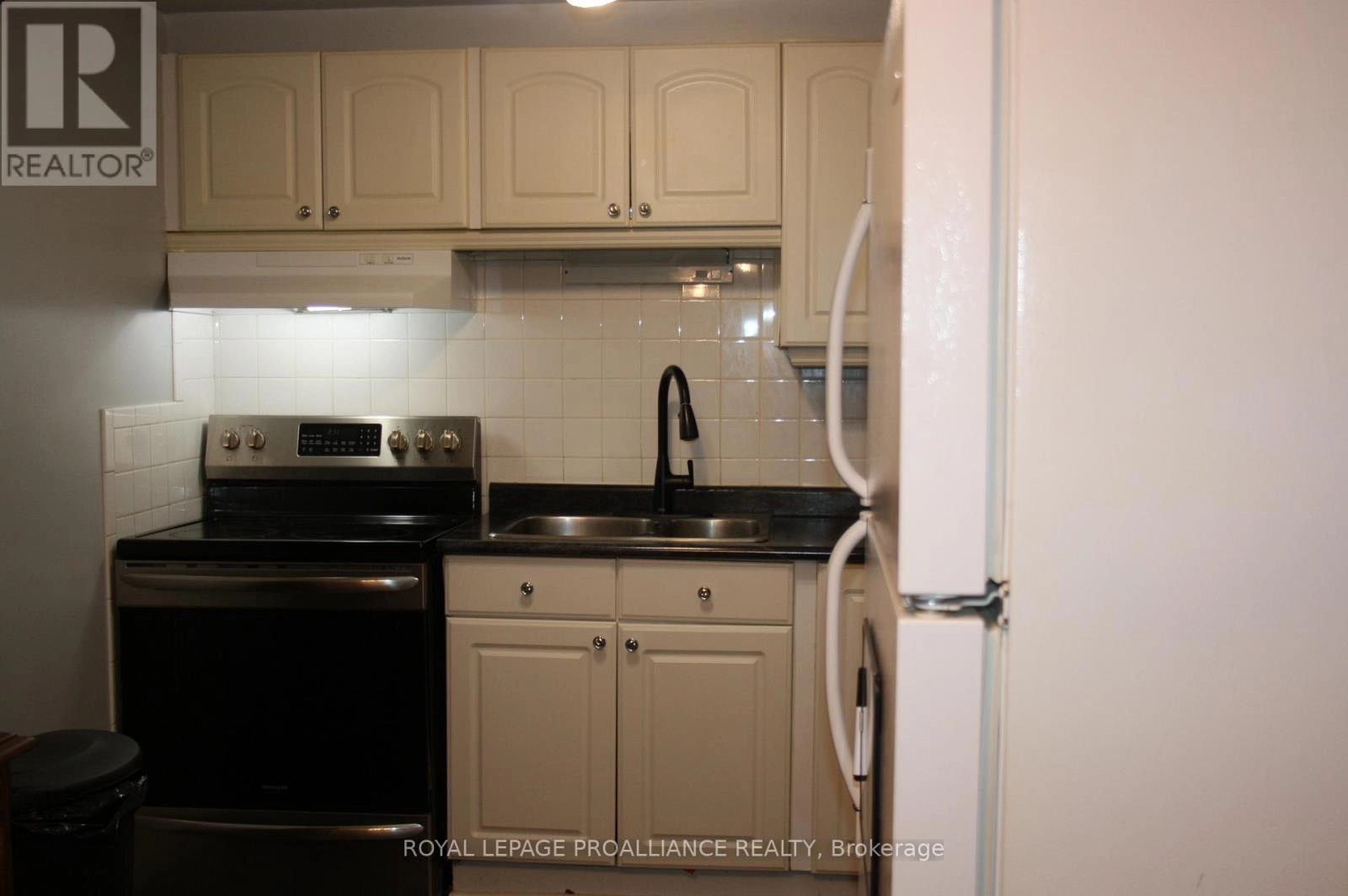 75 - 25 Tracey Park Drive, Belleville, Ontario  K8P 4R4 - Photo 3 - X12271261