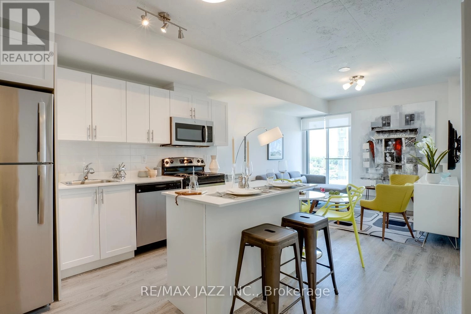 702 - 100 Bond Street E, Oshawa, Ontario  L1G 0E6 - Photo 2 - E12297554