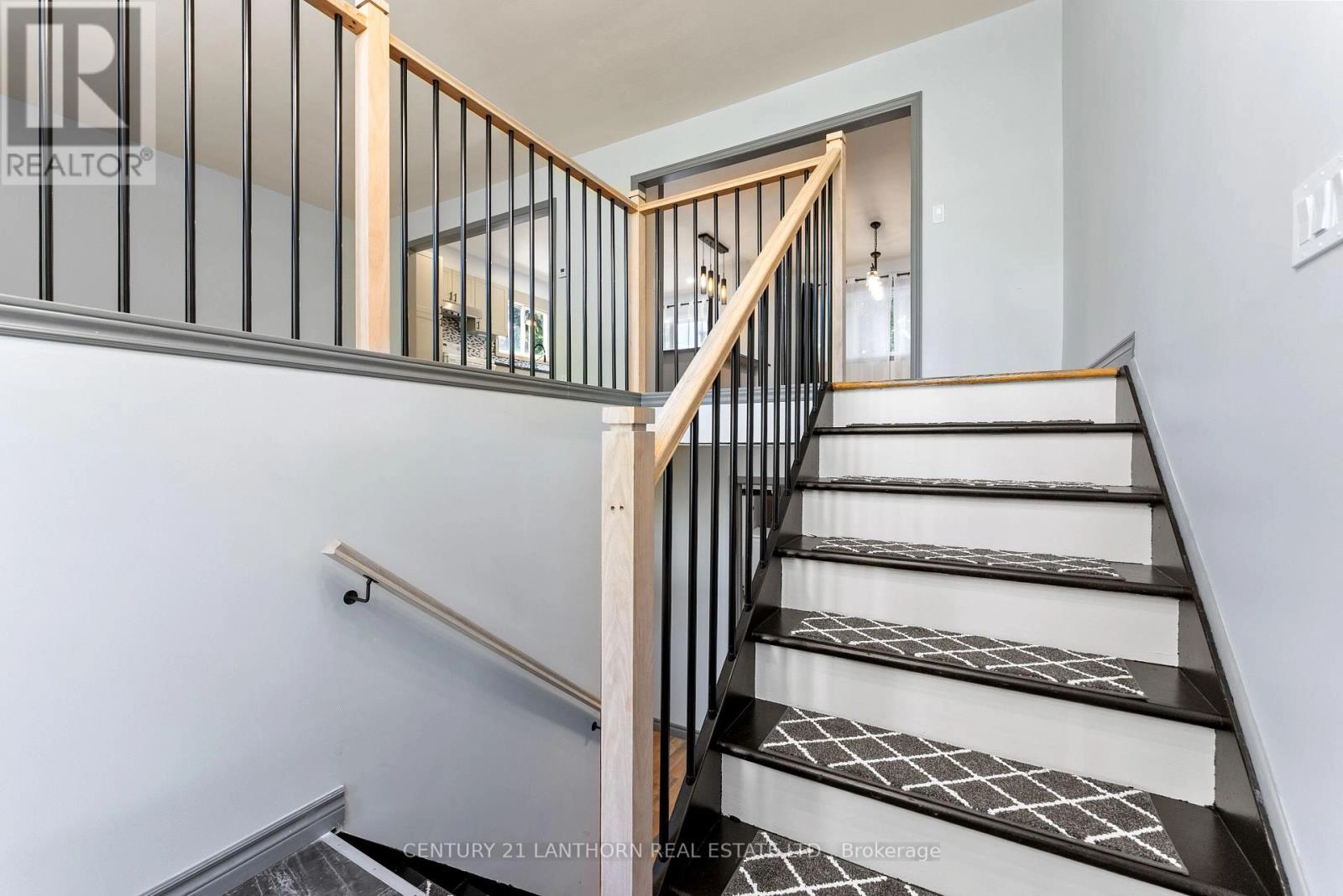 59 Nicholas Street, Quinte West, Ontario  K8V 4H7 - Photo 3 - X12302091