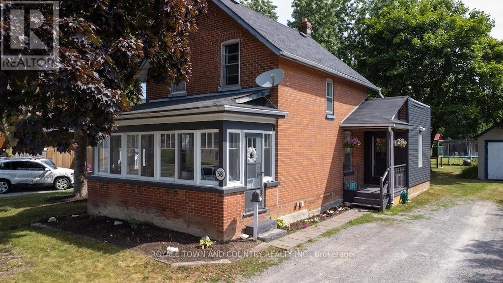 38 St Patrick Street, Kawartha Lakes, Ontario  K9V 1R3 - Photo 2 - X12307204