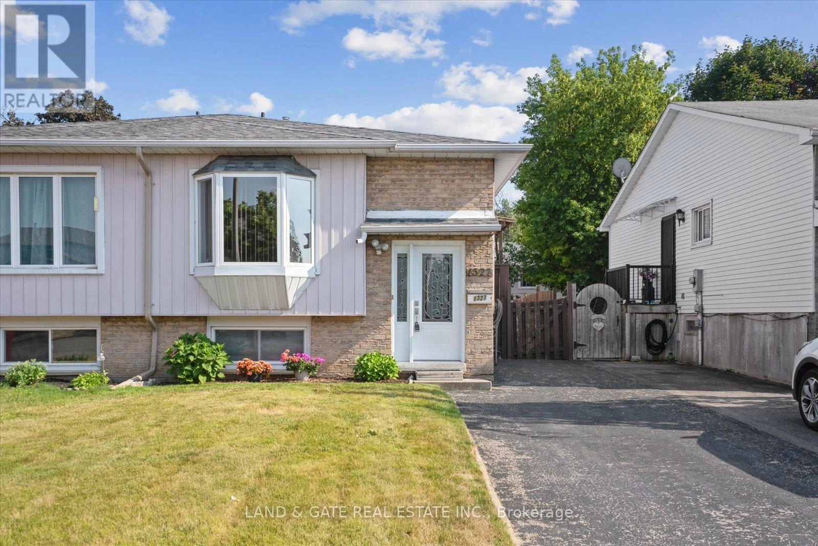 1327 Pinehurst Avenue, Oshawa, Ontario  L1H 8J8 - Photo 2 - E12307276