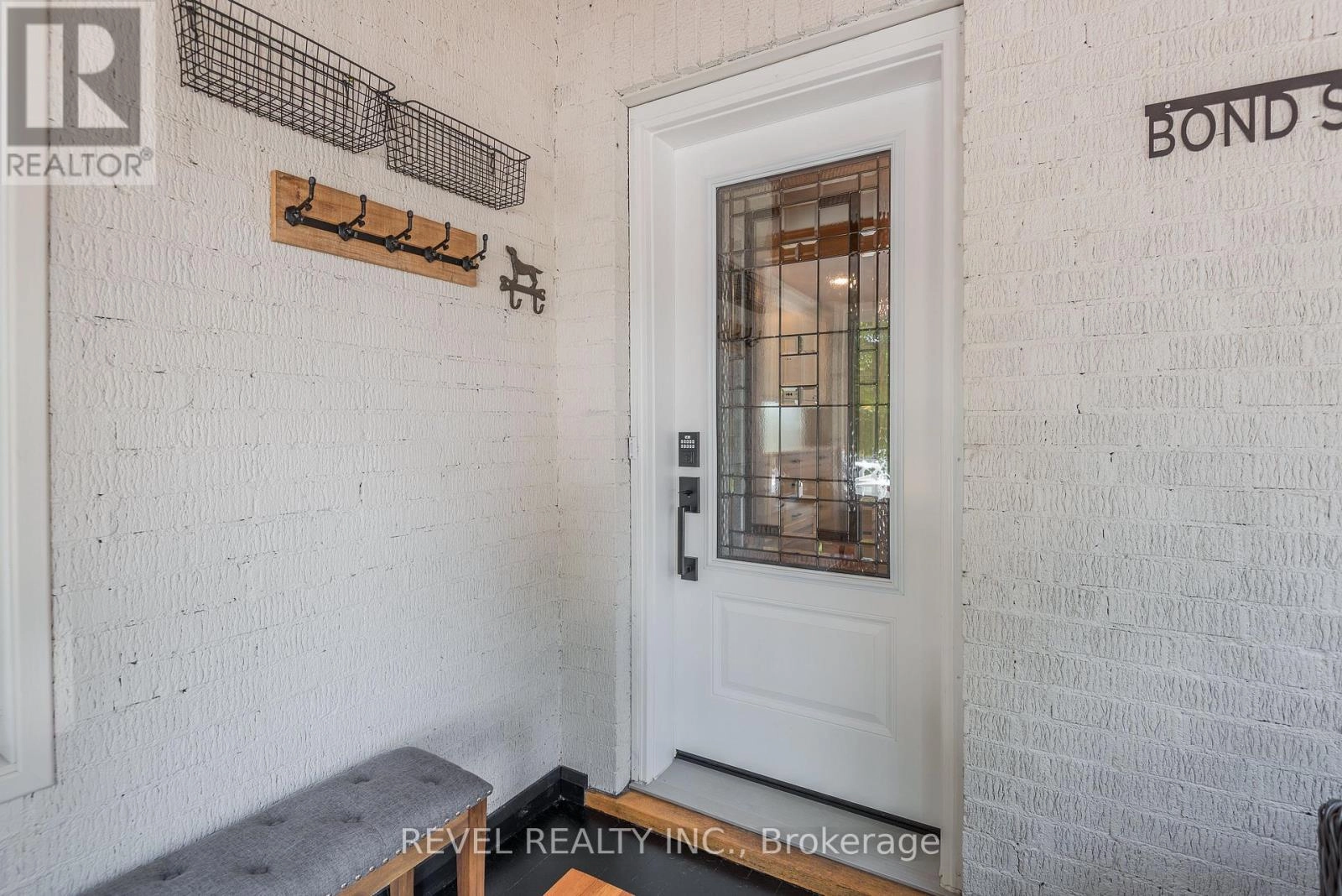 14 Bond Street W, Kawartha Lakes, Ontario  K0M 1N0 - Photo 3 - X12300449