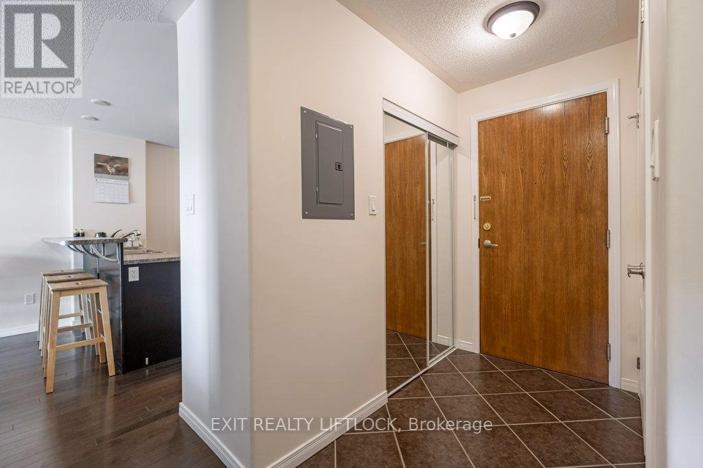 303 - 312 Spillsbury Drive, Peterborough West, Ontario  K9K 0B6 - Photo 2 - X12320336