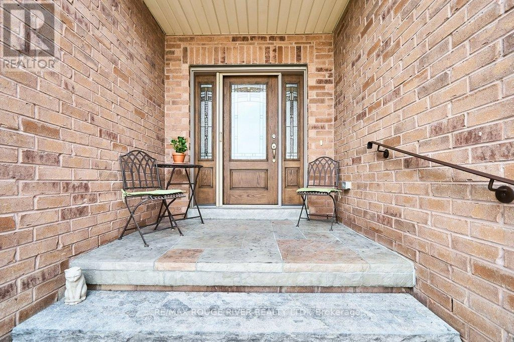 122 Southcrest Drive, Kawartha Lakes, Ontario  L9L 1B6 - Photo 3 - X12321213