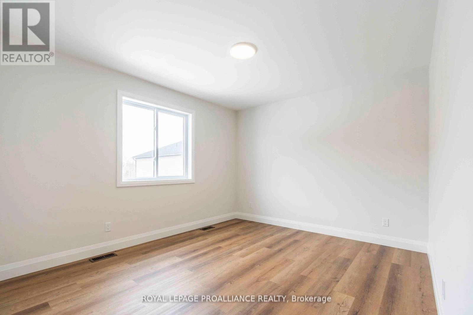 74 Stirling Crescent, Prince Edward County, Ontario K0K 2T0 - Photo 13 - X12325973