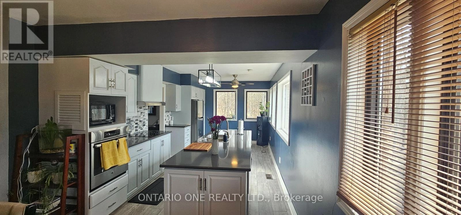 1045 Cowbell Lane, Gravenhurst, Ontario  P0E 1N0 - Photo 3 - X12326453