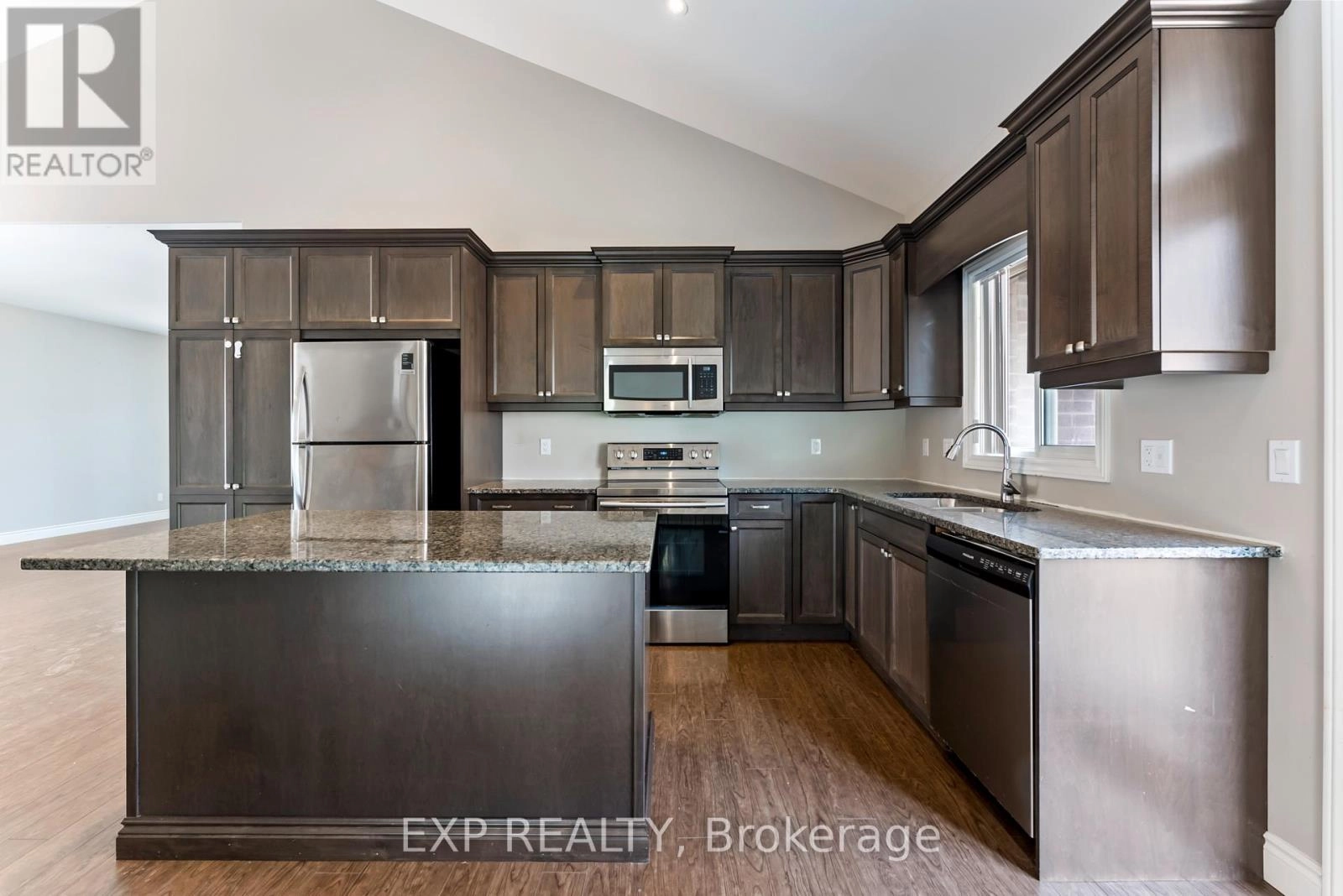 28 Stonecrest Boulevard, Quinte West, Ontario K8R 0A4 - Photo 10 - X12330493