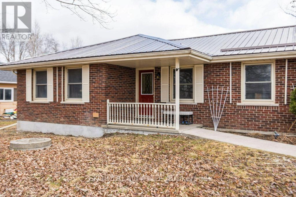 618 Ashley Street, Belleville, Ontario  K0K 2B0 - Photo 3 - X12332810