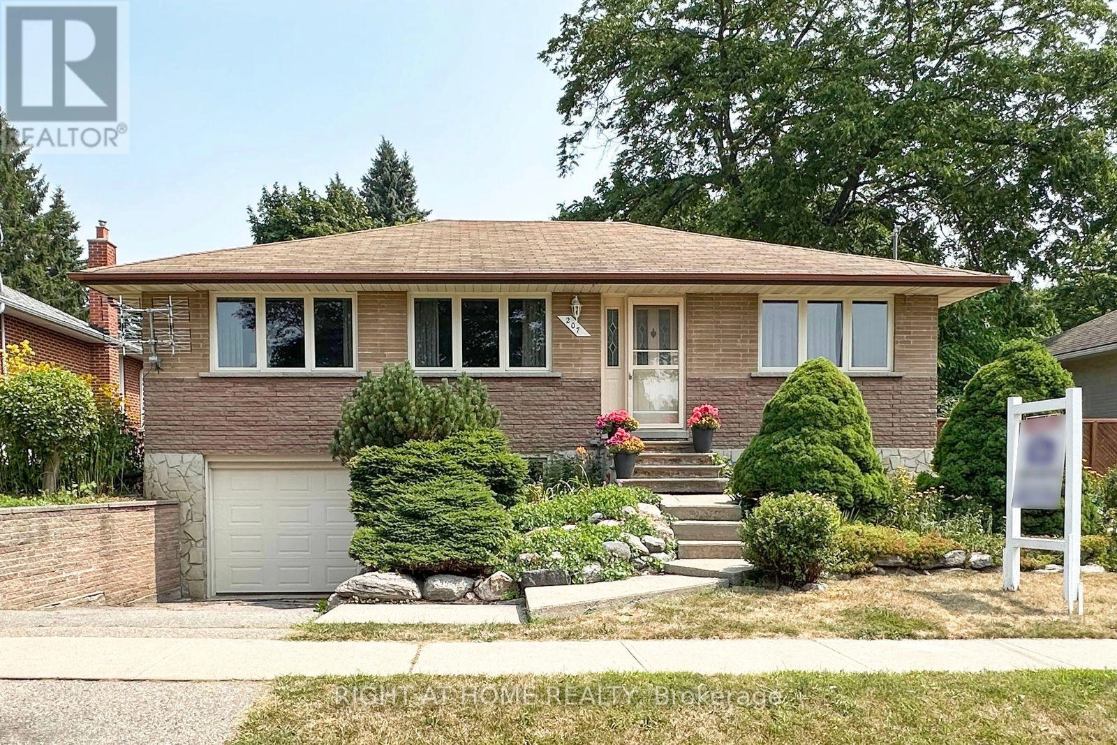 207 Hallett Avenue, Whitby, Ontario  L1N 5K9 - Photo 1 - E12333363