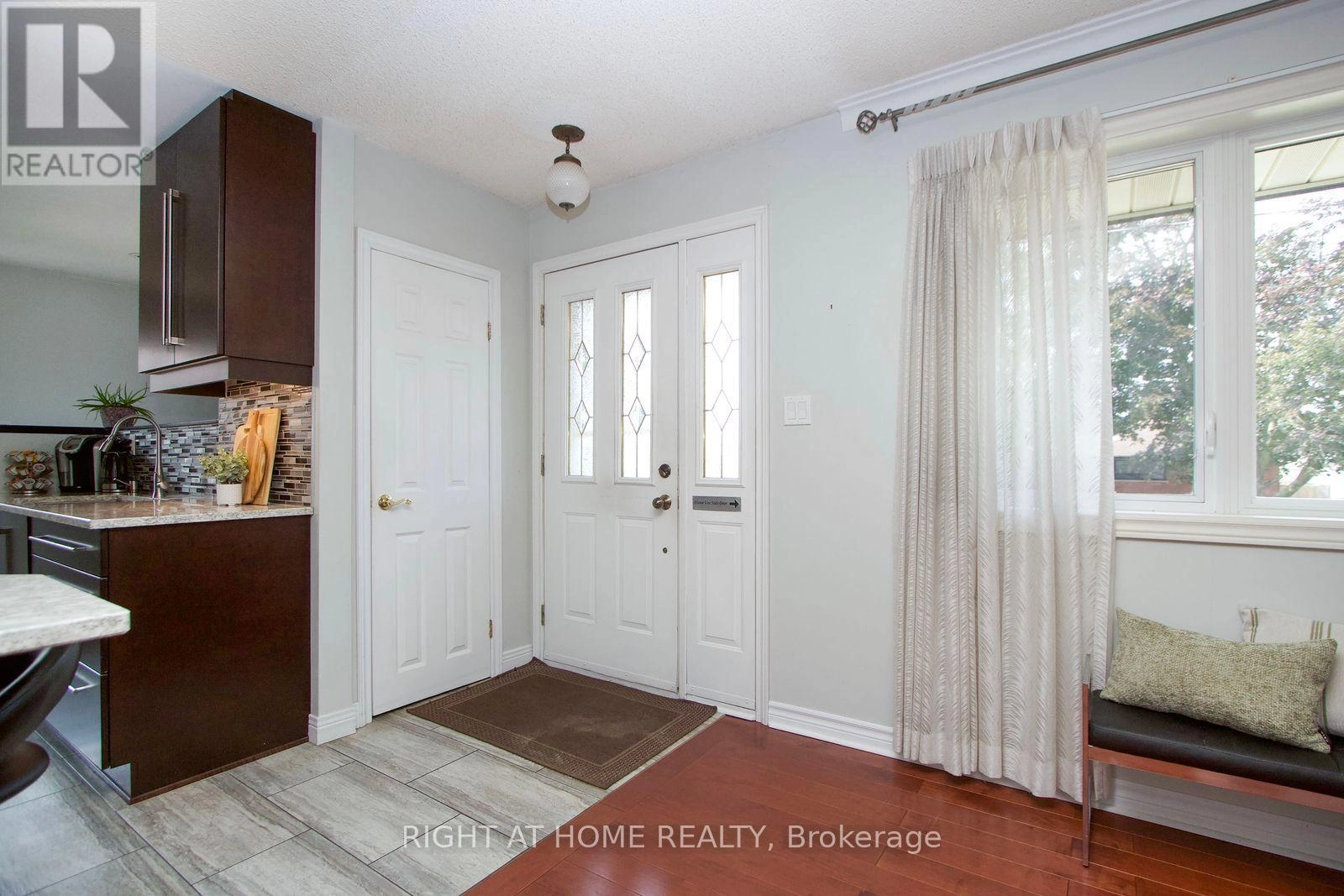 207 Hallett Avenue, Whitby, Ontario  L1N 5K9 - Photo 2 - E12333363