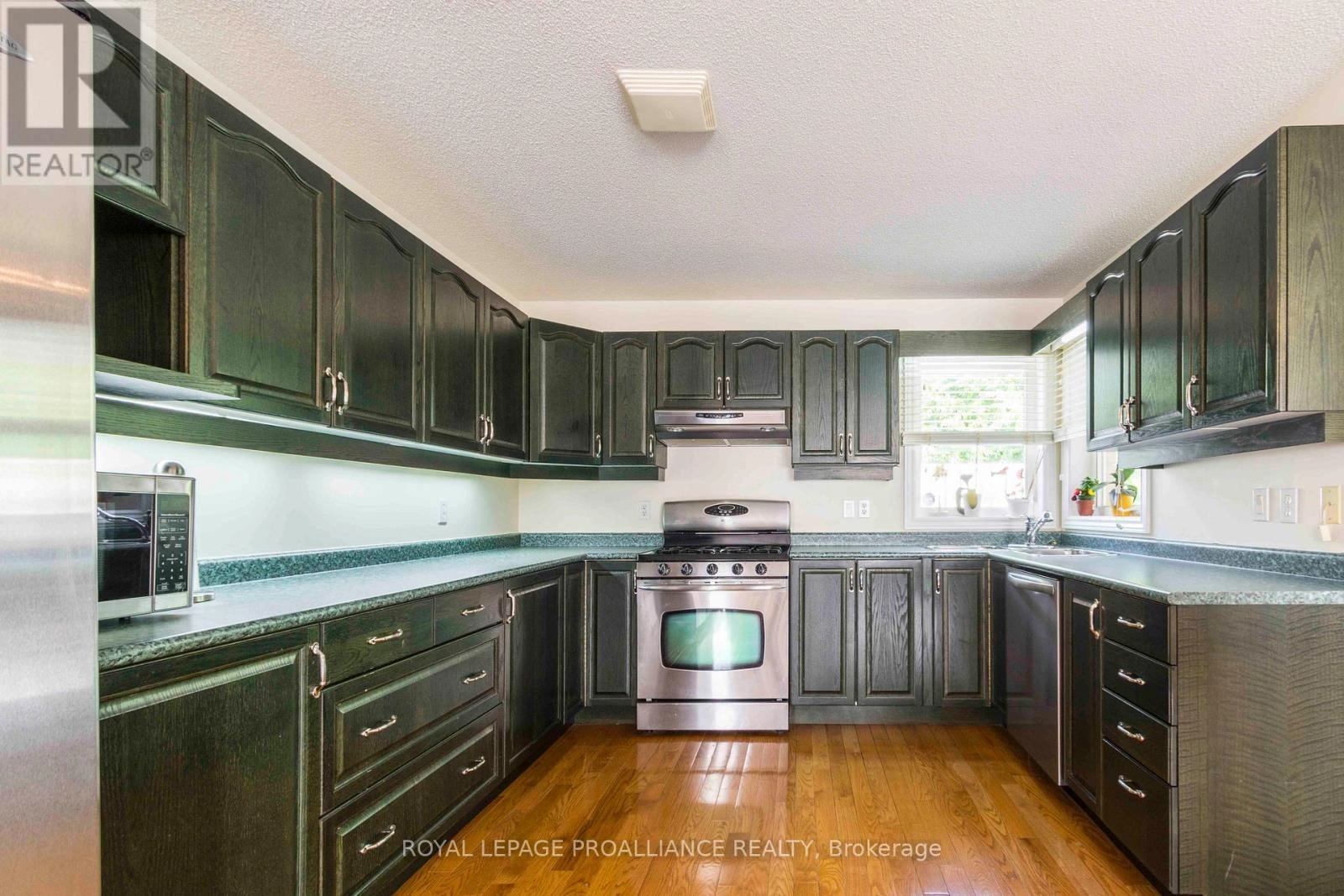 34 Edgeview Drive, Quinte West, Ontario K8V 3G4 - Photo 14 - X12336815