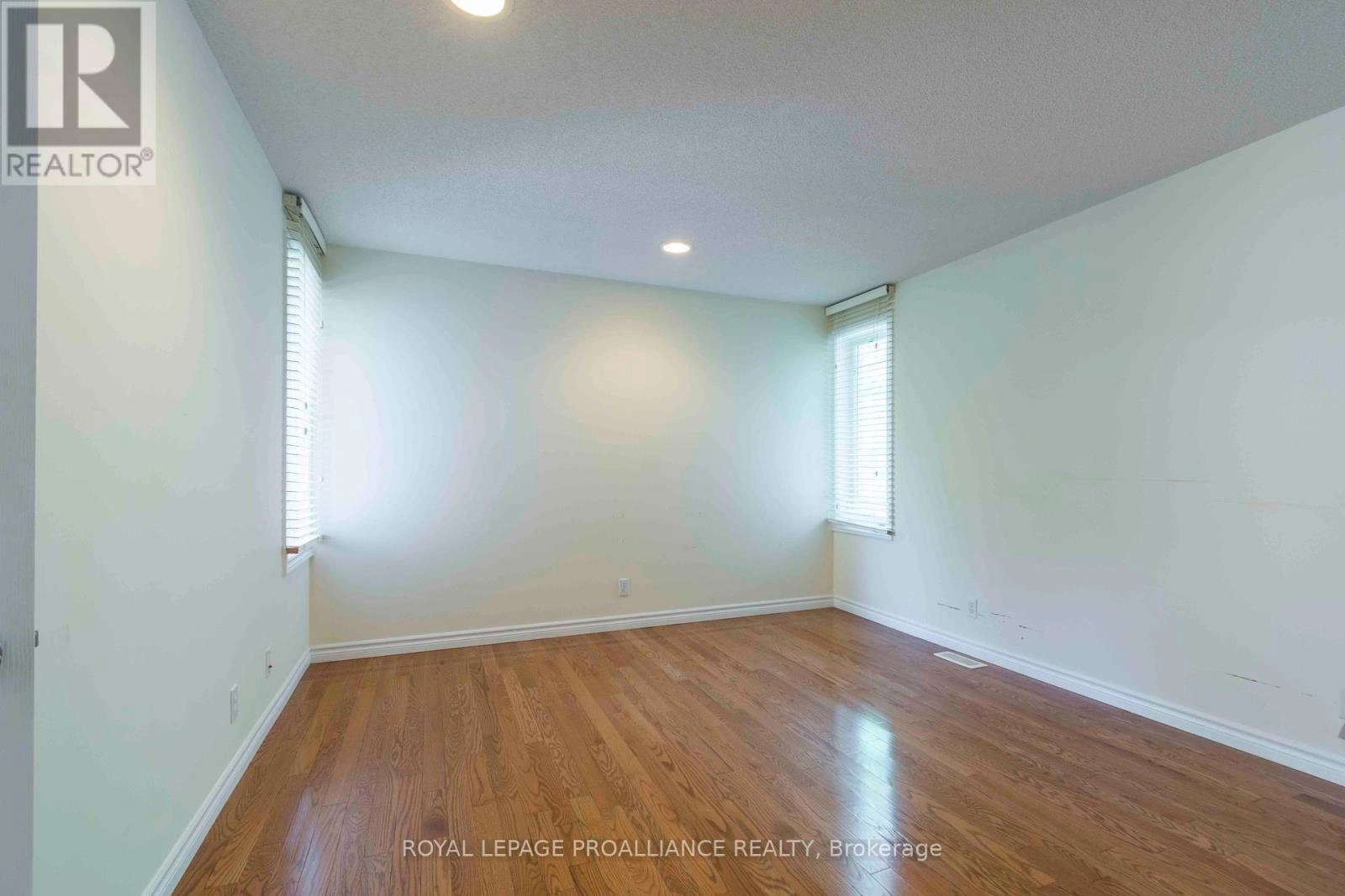 34 Edgeview Drive, Quinte West, Ontario K8V 3G4 - Photo 19 - X12336815