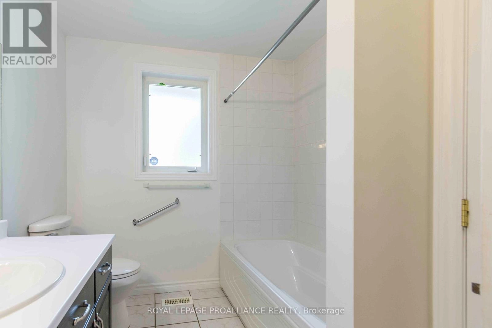 34 Edgeview Drive, Quinte West, Ontario K8V 3G4 - Photo 22 - X12336815