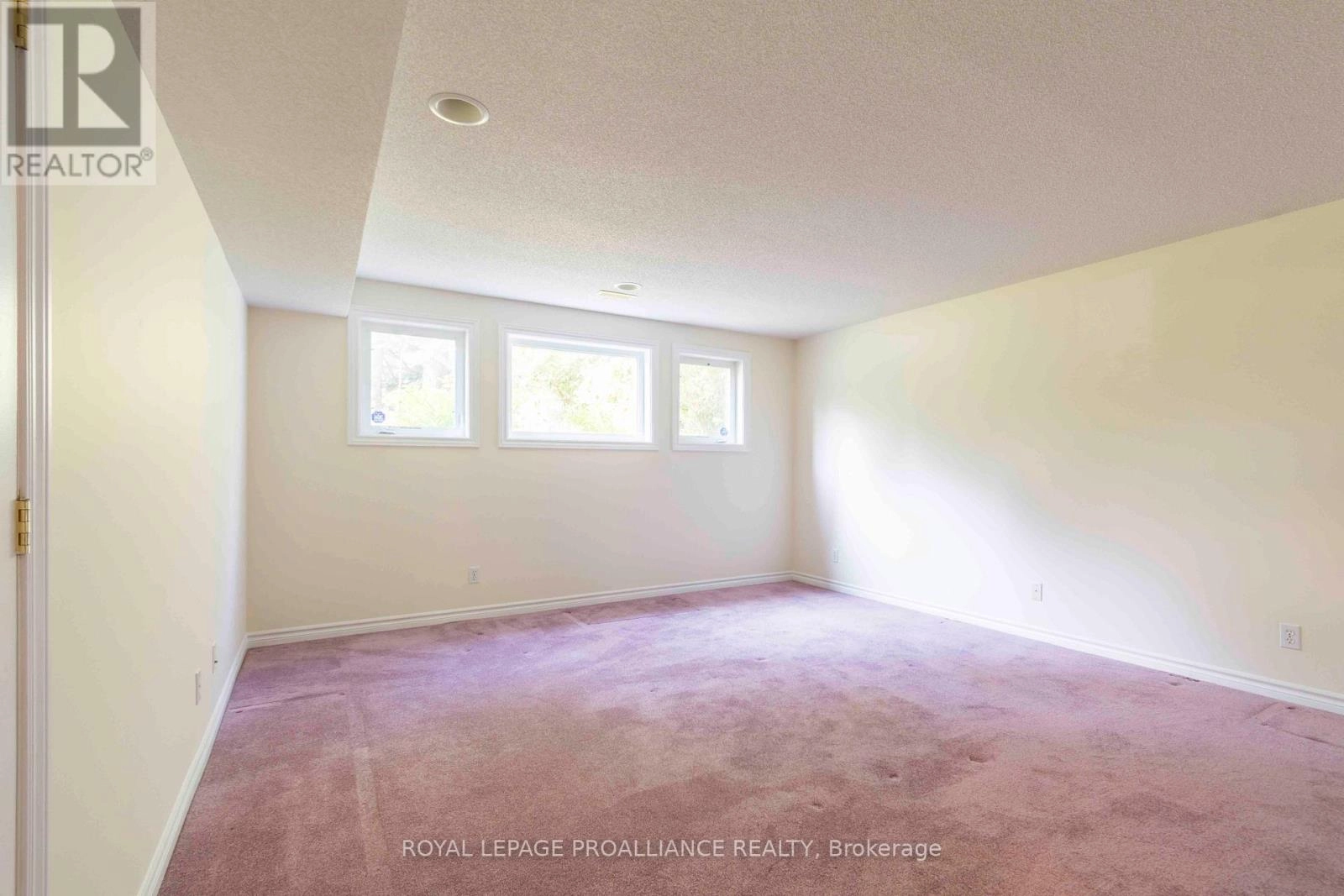 34 Edgeview Drive, Quinte West, Ontario K8V 3G4 - Photo 25 - X12336815